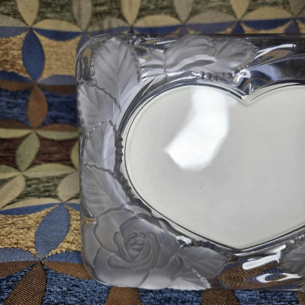 Heart-Shaped Glass Photo Frame with Rose & Leaf Design